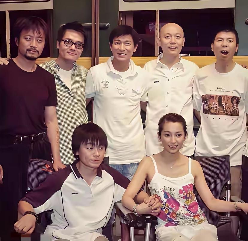 这7个演员你认识几个？冯小刚的上衣上写着"天下无贼”，这是《天下无贼》剧组的部分