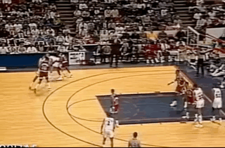 抢断对方后无人防守，乔丹开始表演时刻！