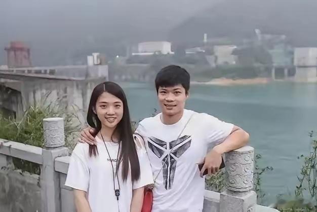 苏炳添与妻子年轻时照片，初中同学，两人是初恋在一起的，功成名就仍不忘旧人，实属难