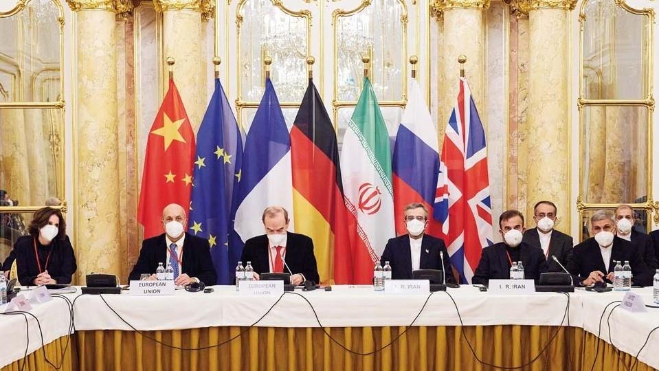 这两天看起来美伊谈判有所缓和，好像能谈成了，但美国航母，拳师号两栖攻击舰，83空