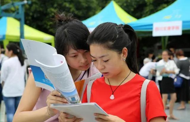热门专业与其他同类专业应兼顾选择。大家知道，计算机科学与技术、电气工程及其自动化