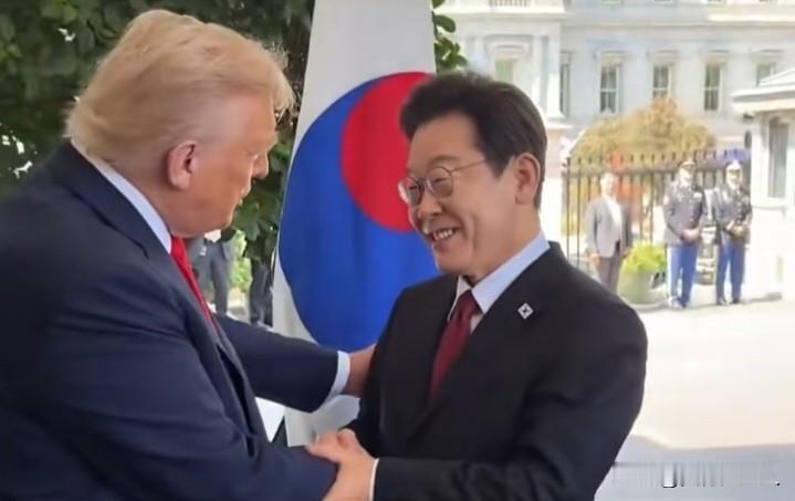 特朗普这波操作，有点像把自己玩砸了！
 
此前特朗普在自有社交平台“真实社交”发
