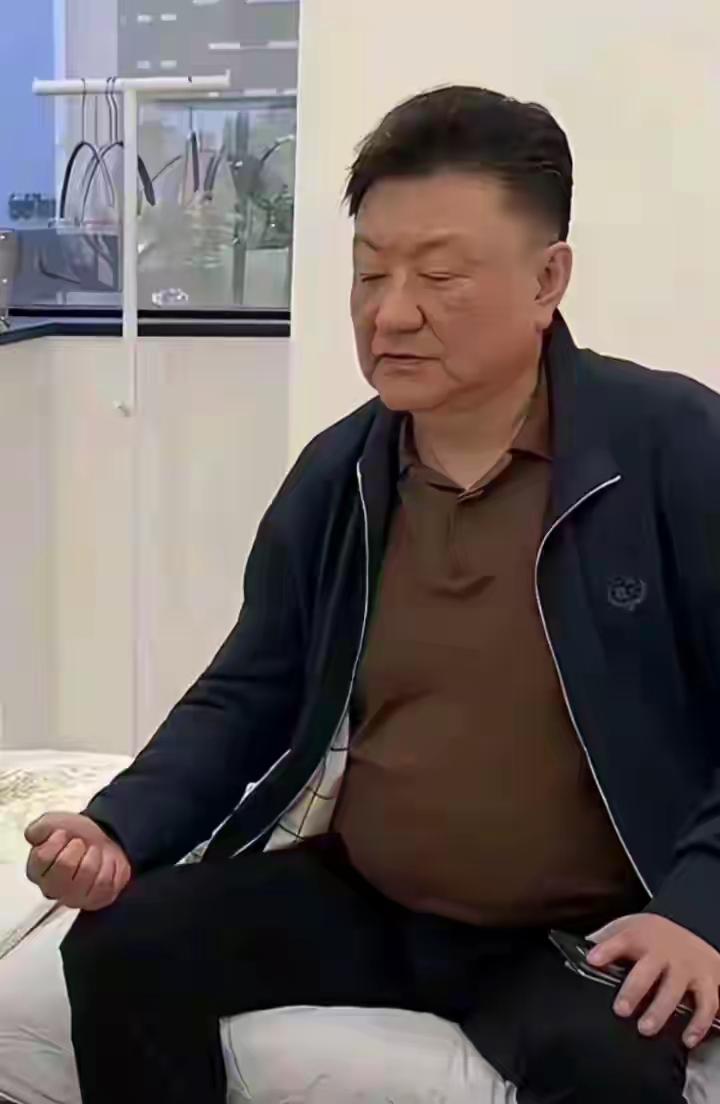 他怎么大变模样了，看着怪别扭的，他才50多岁呀，看着怪像是70多岁的模样
他满脸