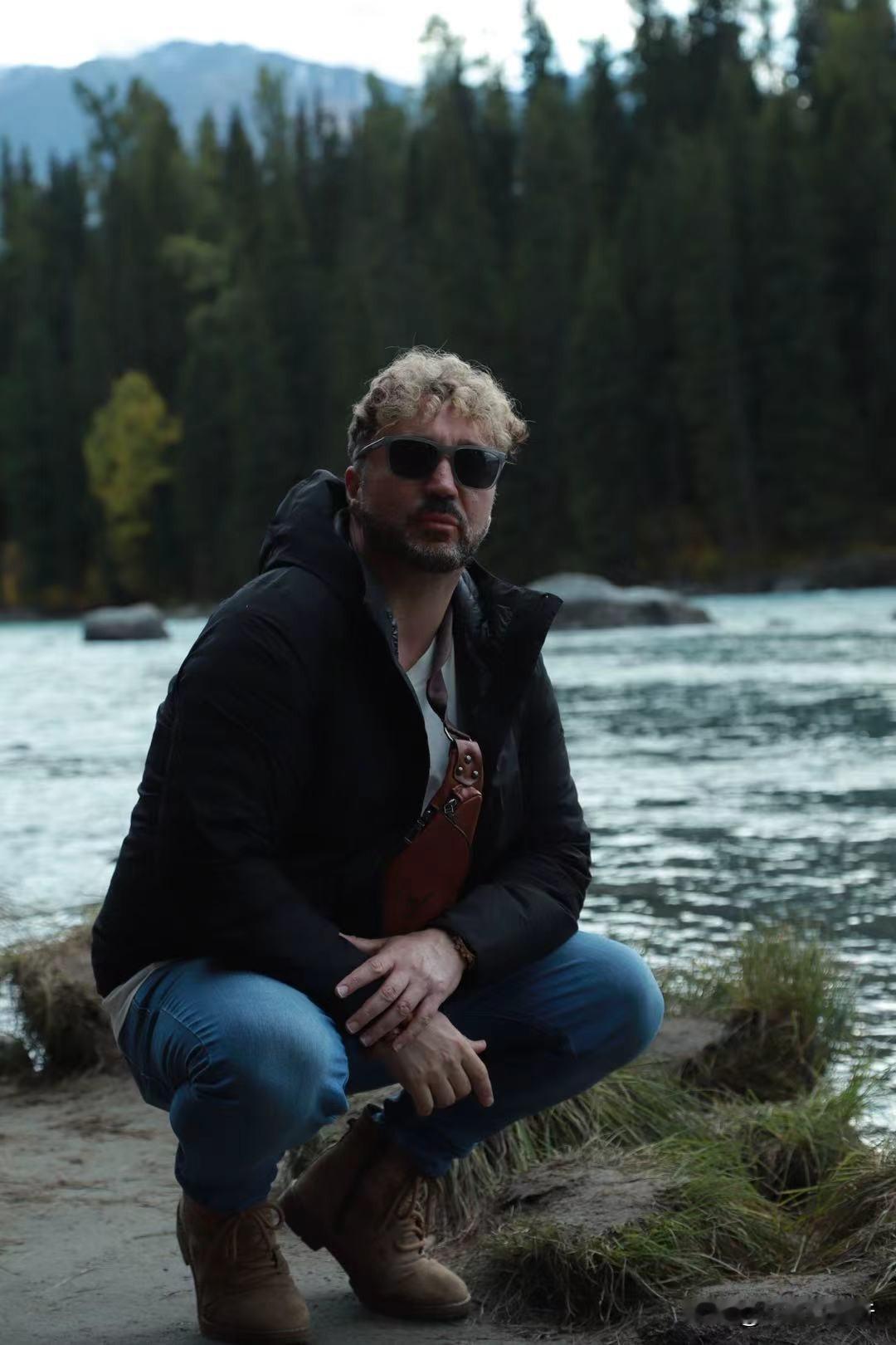 喀纳斯｜把人生帧成流动的油画
       当晨雾漫过神仙湾的木栈道，当秋叶在喀