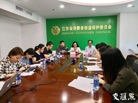 最近，江苏省消保委直接点名约谈了10家航空公司，说他们“机票锁座”这事有点不对劲
