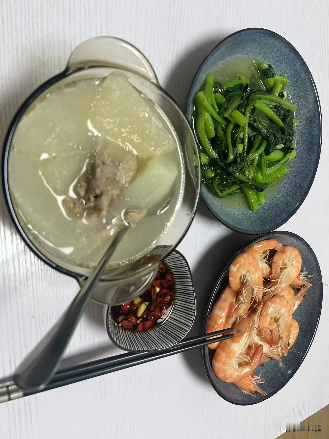 今天锅里煮有饺子，记得起床的时候吃哦。
我出门开工的时候给在睡懒觉的儿子发了信息