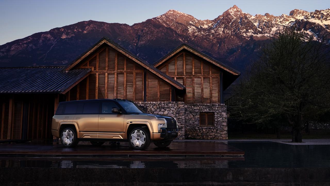 发现没，“大”有不同仰望U8L，带来更多的“震撼”！
首先，车身长度从现款U8的