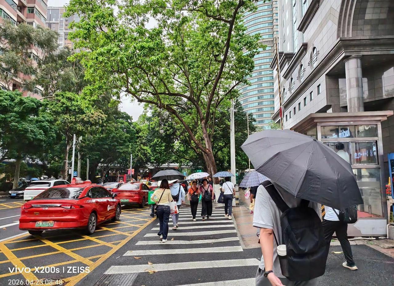 广州地铁早晚高峰、下雨了 今日广州小到中雨，广州地铁通勤 广州地铁