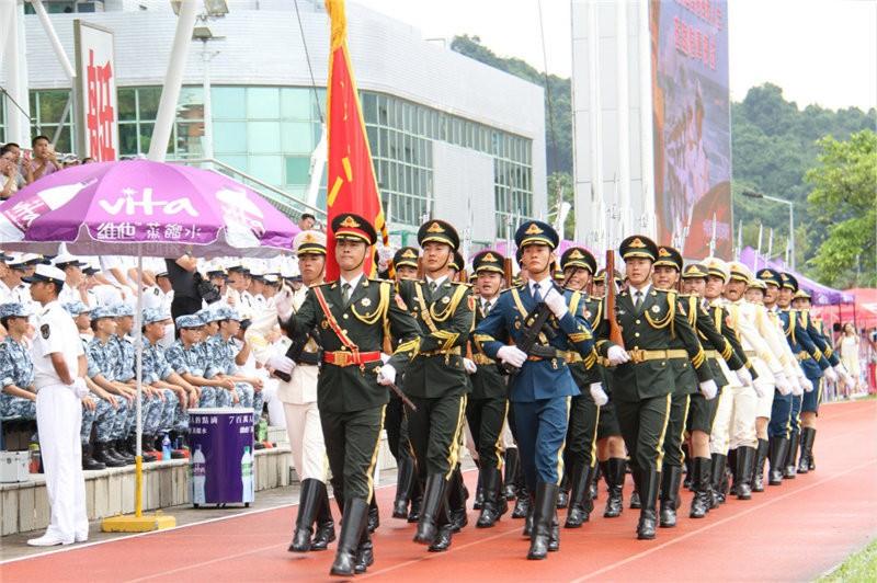 香港回归 已28年，七百五十万港人为何不能参军 ？这并非不愿让港人加入，而是确实