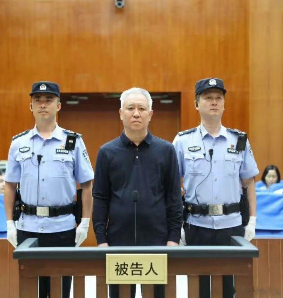 许家印一审被判无期 一夜白头是真的不是手捧着窝窝头，菜里没有一滴油吗这咋还揣胖了