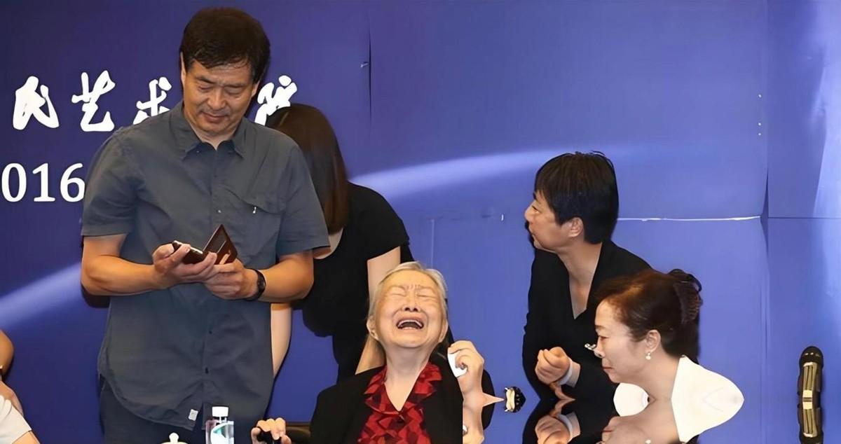 深夜的北京，有个72岁的老人蜷缩在床边的折叠椅上，手腕上死死缠着一根洗褪色的旧布