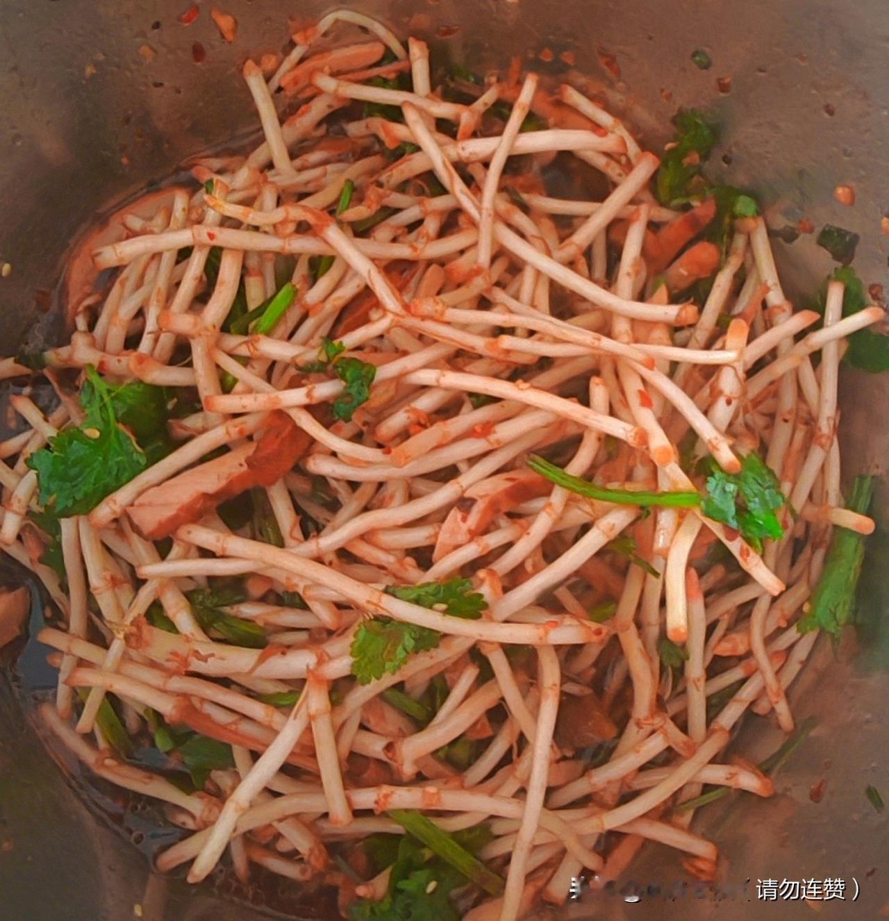 谁知道这是什么菜，鲜脆可口，最下饭。

我家人的最爱，特别是两小孩更是情有独钟，