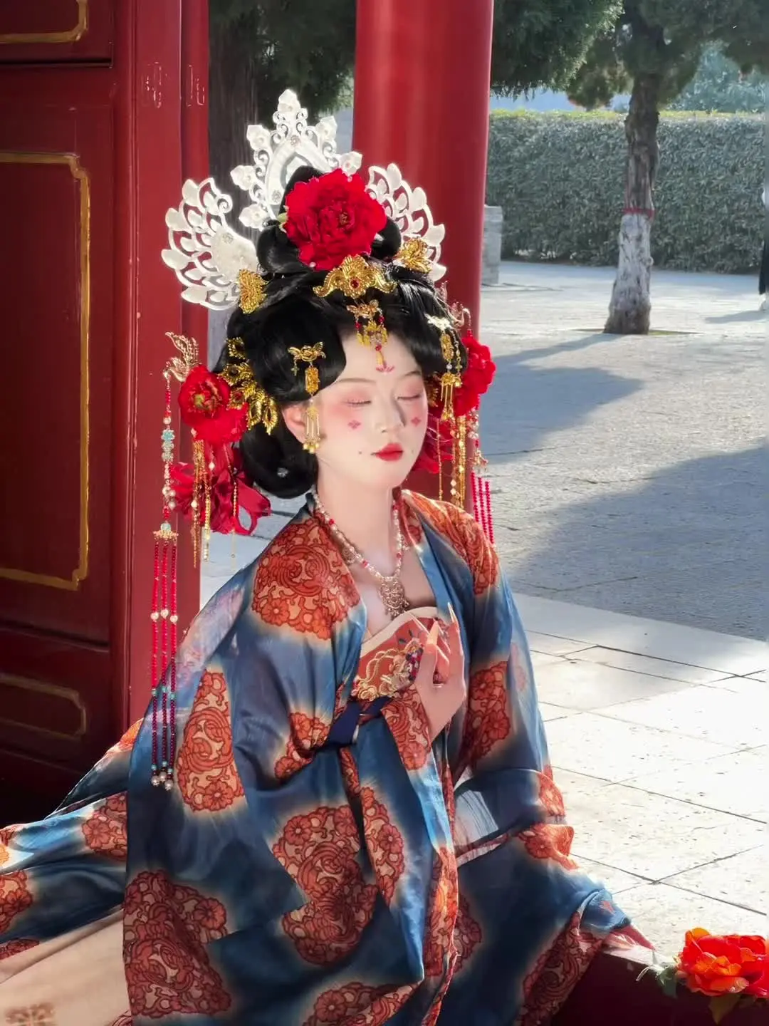 “云想衣裳花想容 春风拂槛露华浓”