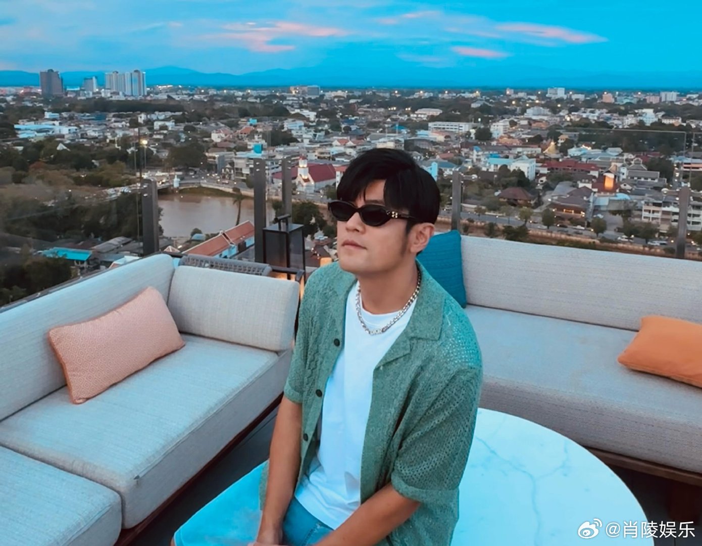 周杰伦单手抱女儿周杰伦哥中之爸单手抱娃也太帅了吧！舞台上是气场全开的周天王，面对
