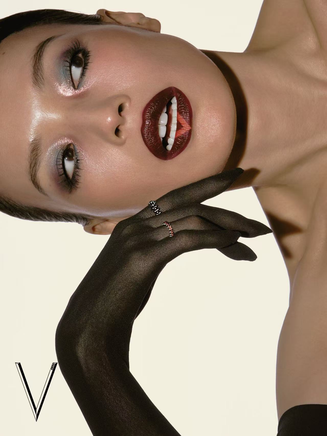 演员、导演舒淇佩戴卡地亚Clash de Cartier系列珠宝新作登上《V》中