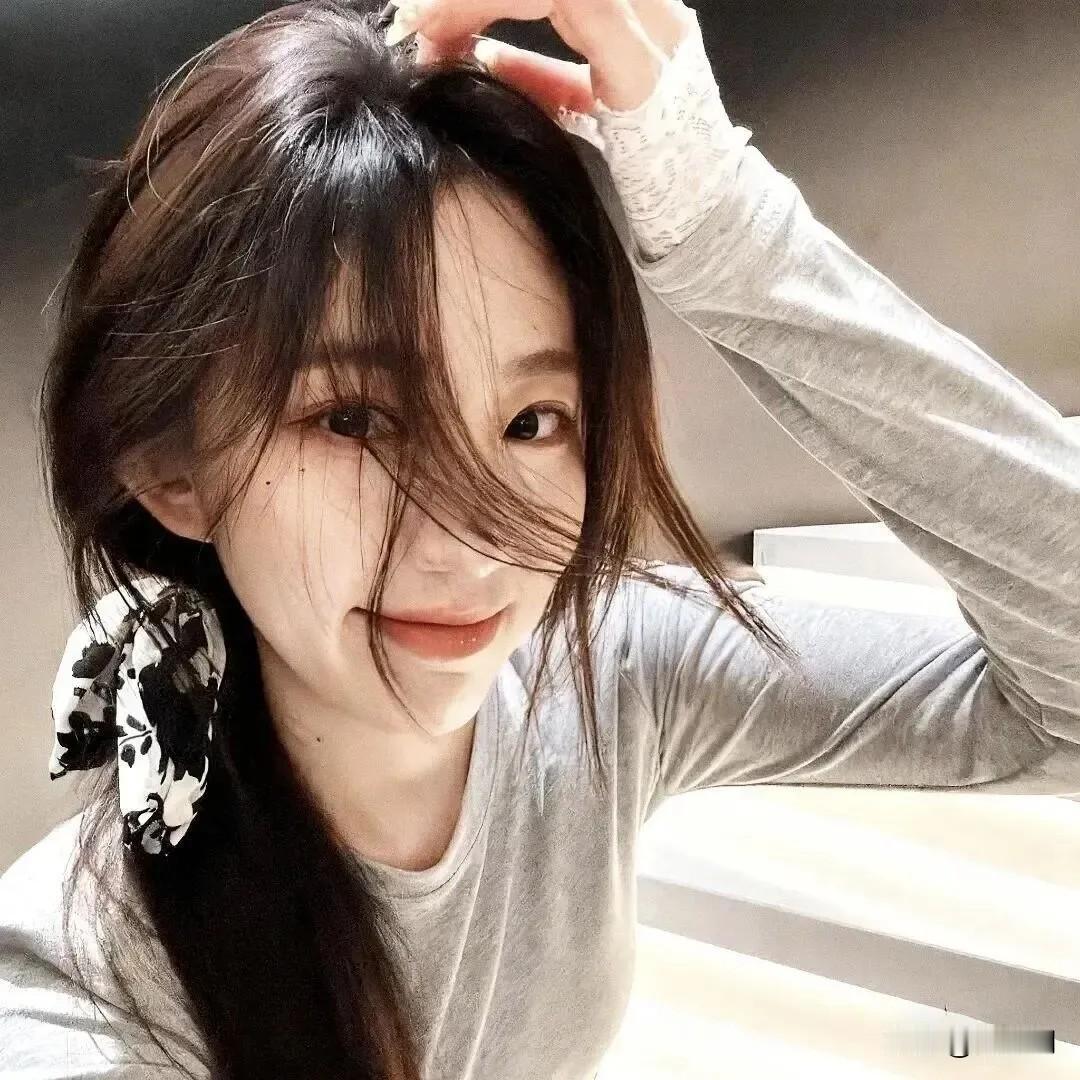 软衫浸暖光，发缕漫松长。
指捻云边色，结香偷缀妆。