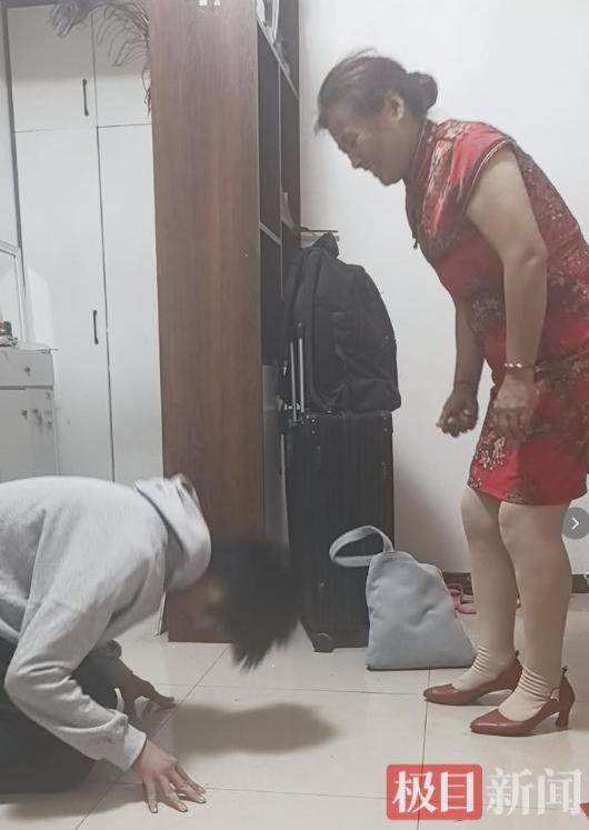 2026年6月7日，湖北襄阳九中考点外，一个18岁的男孩走出考场，没有像其他同学