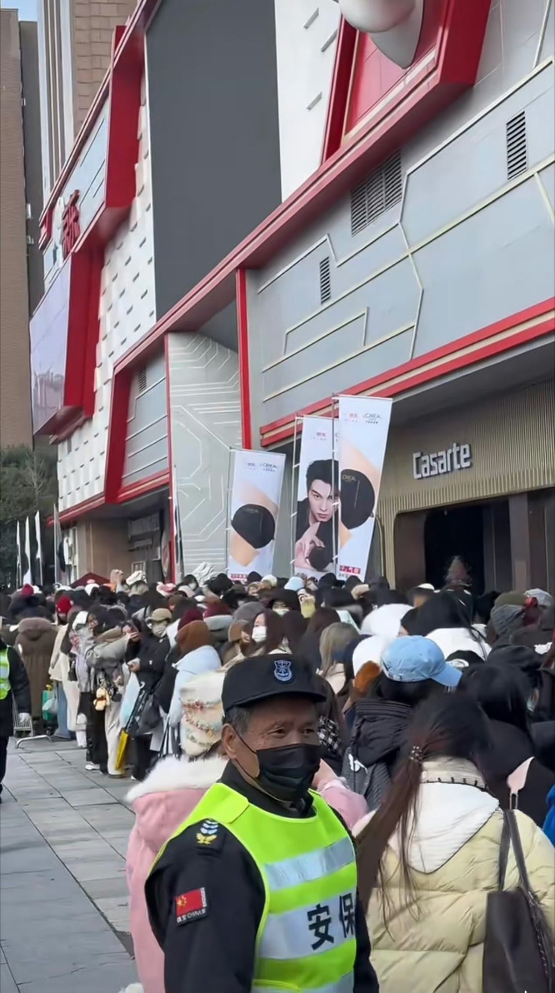 宁波田栩宁线下见面会超高人气 田栩宁今日份宁波欧莱雅线下活动 一大早人山人海好火