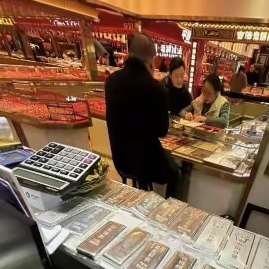 听劝卖出45公斤白银，避免了不必要的损失，劝说者才是人才
有个男子瞒着家人买了几