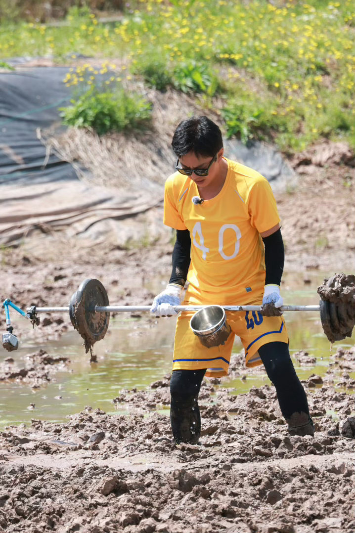 邓超现在洗澡离不开黑泥 邓超：我来西盟是录节目的。西盟：不，你是来当泥人的。这黑