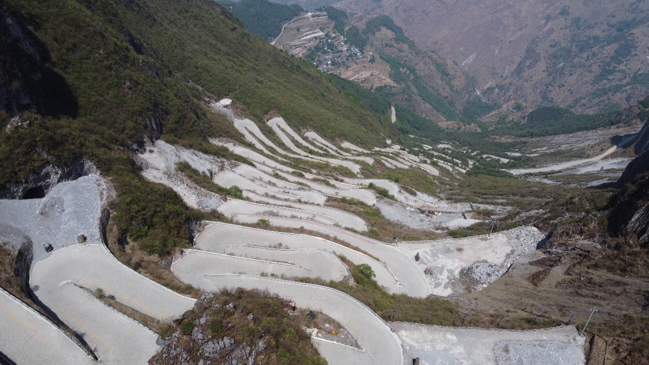 云南之行非常有意思，大山之中，你们可曾想过公路的样子可以是什么样的？事实上在过去
