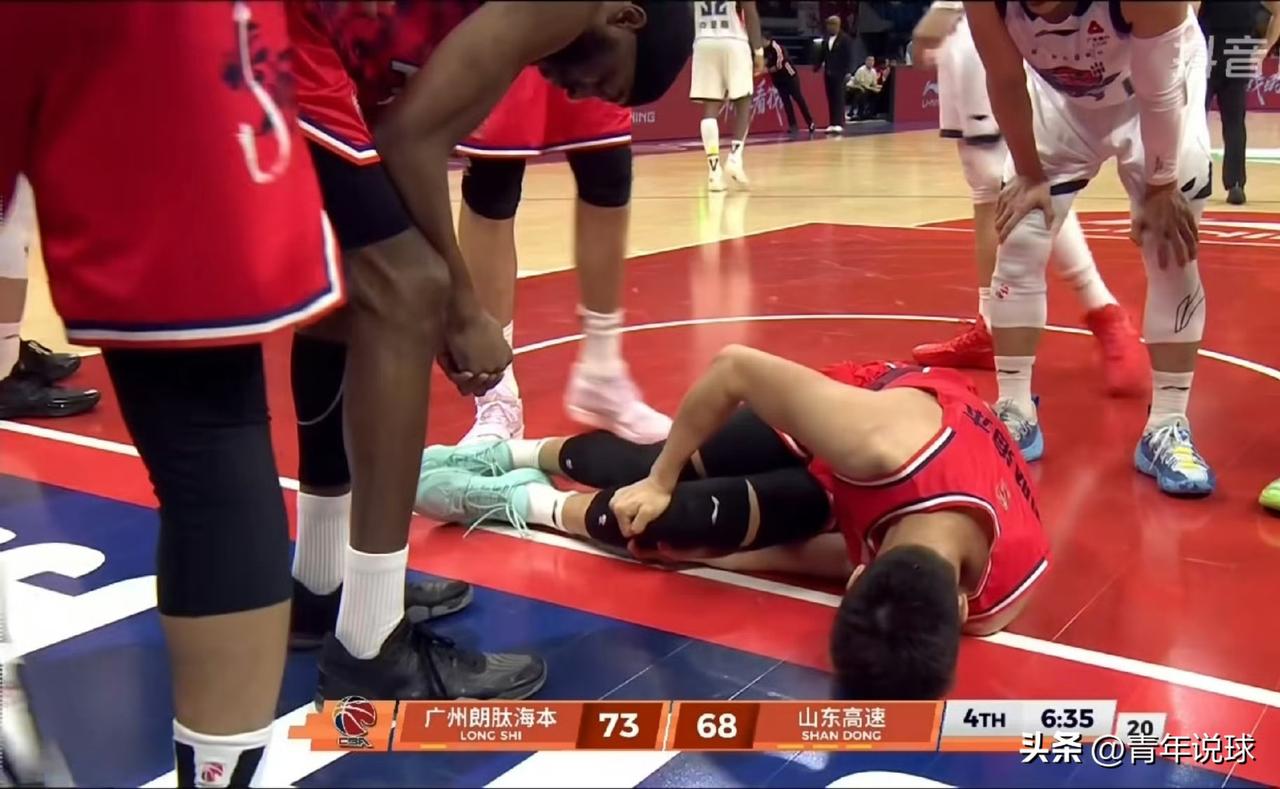 情况不妙！郭艾伦膝盖重伤！

第四节6分35秒，郭艾伦在突破上篮时与防守球员对抗