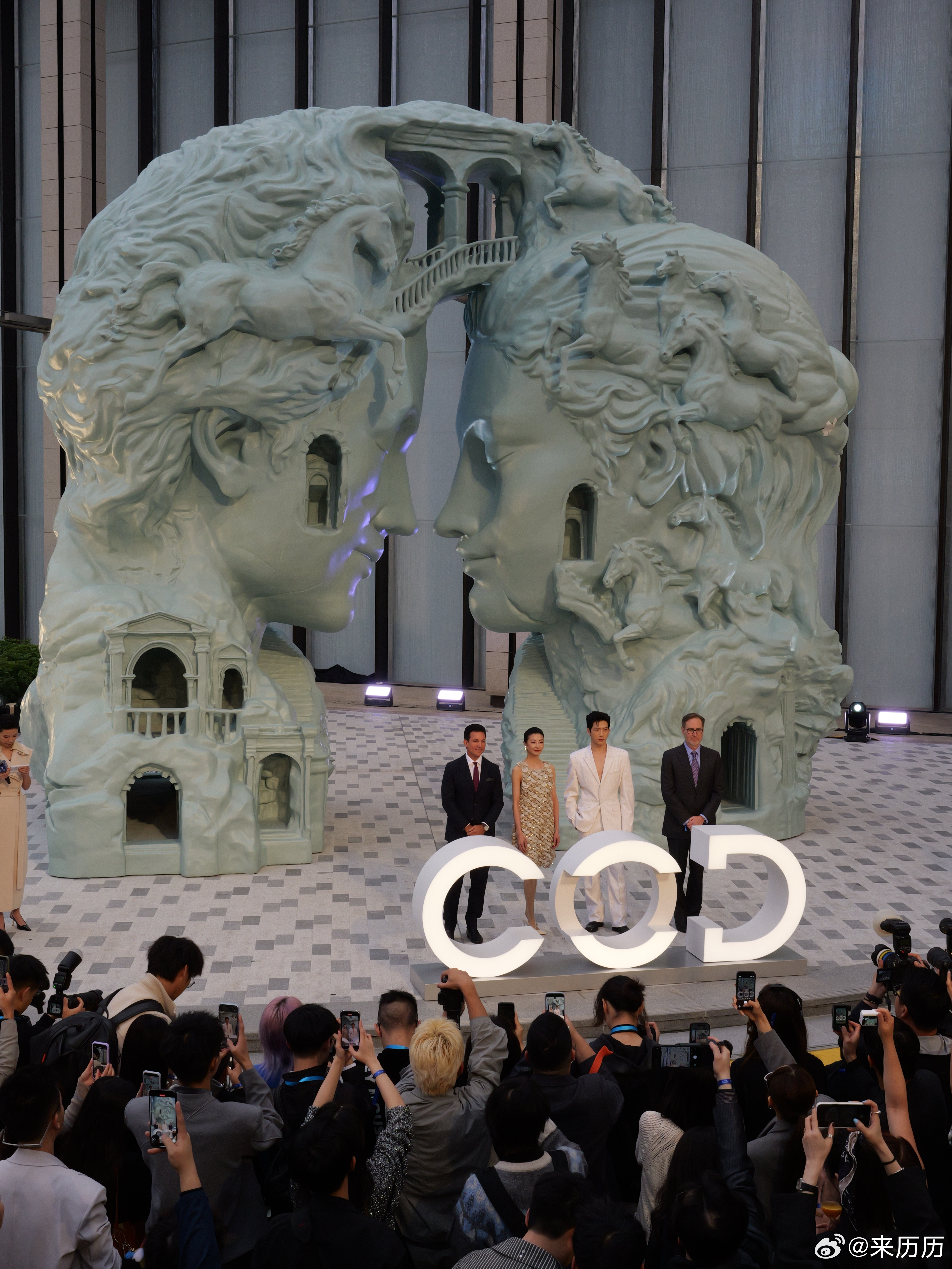 你們看看我後面的帥哥是誰！！！！感謝新濠天地的邀請！！！珠海孩子感覺回家了！！B