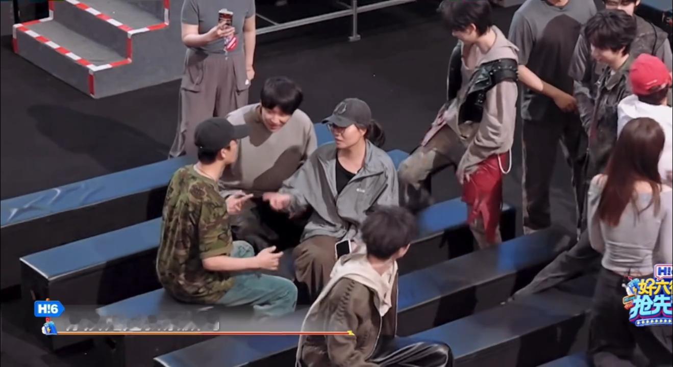 谁懂见面第一句就吐槽肤色！丁程鑫一见面就说黄子弘凡黑黄子弘凡向丁程鑫解释丁程鑫刚