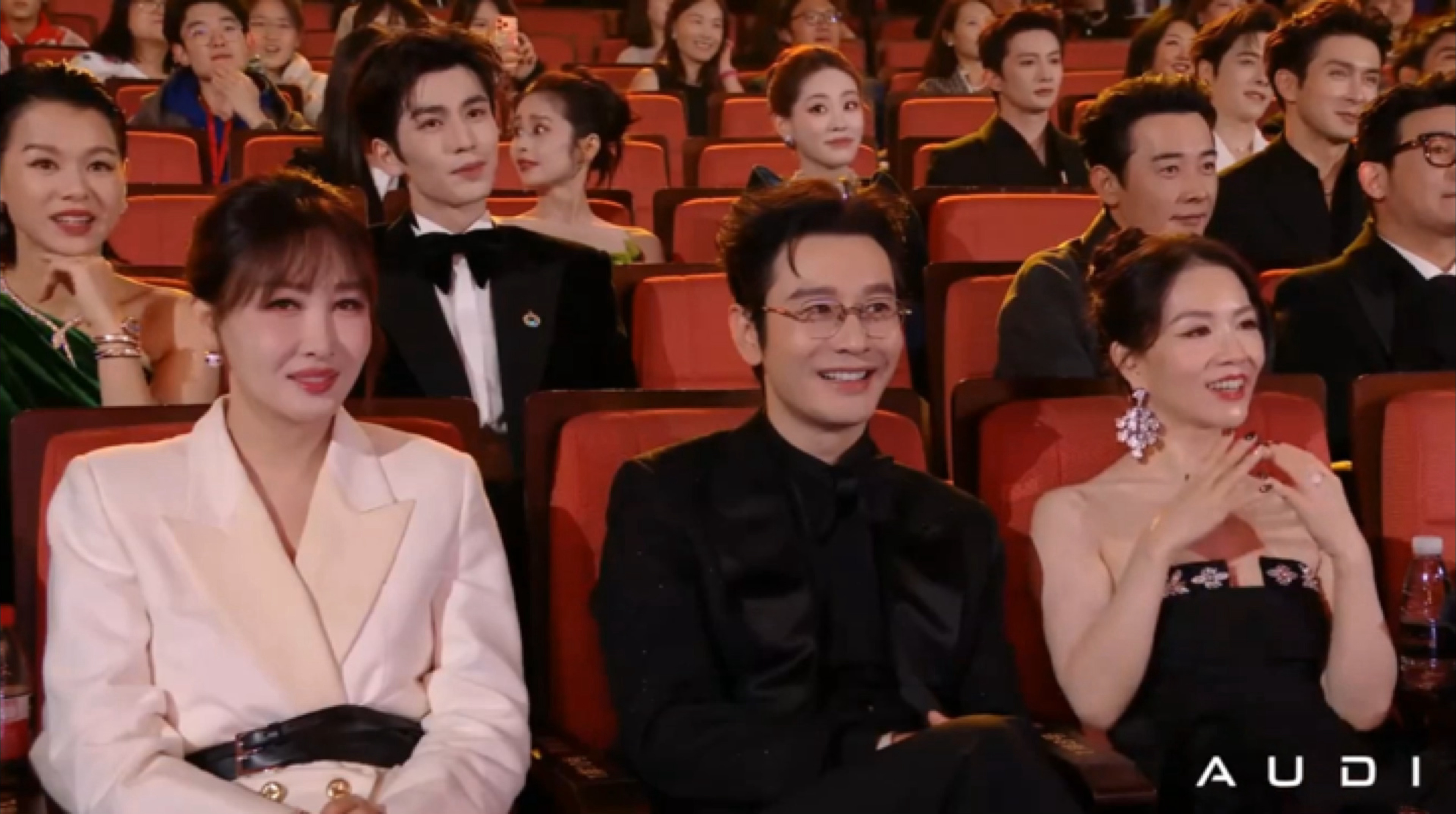 我不中了。。黄晓明就这个表情看短剧演员复刻名场面。。。微博视界大会内场微博视界大