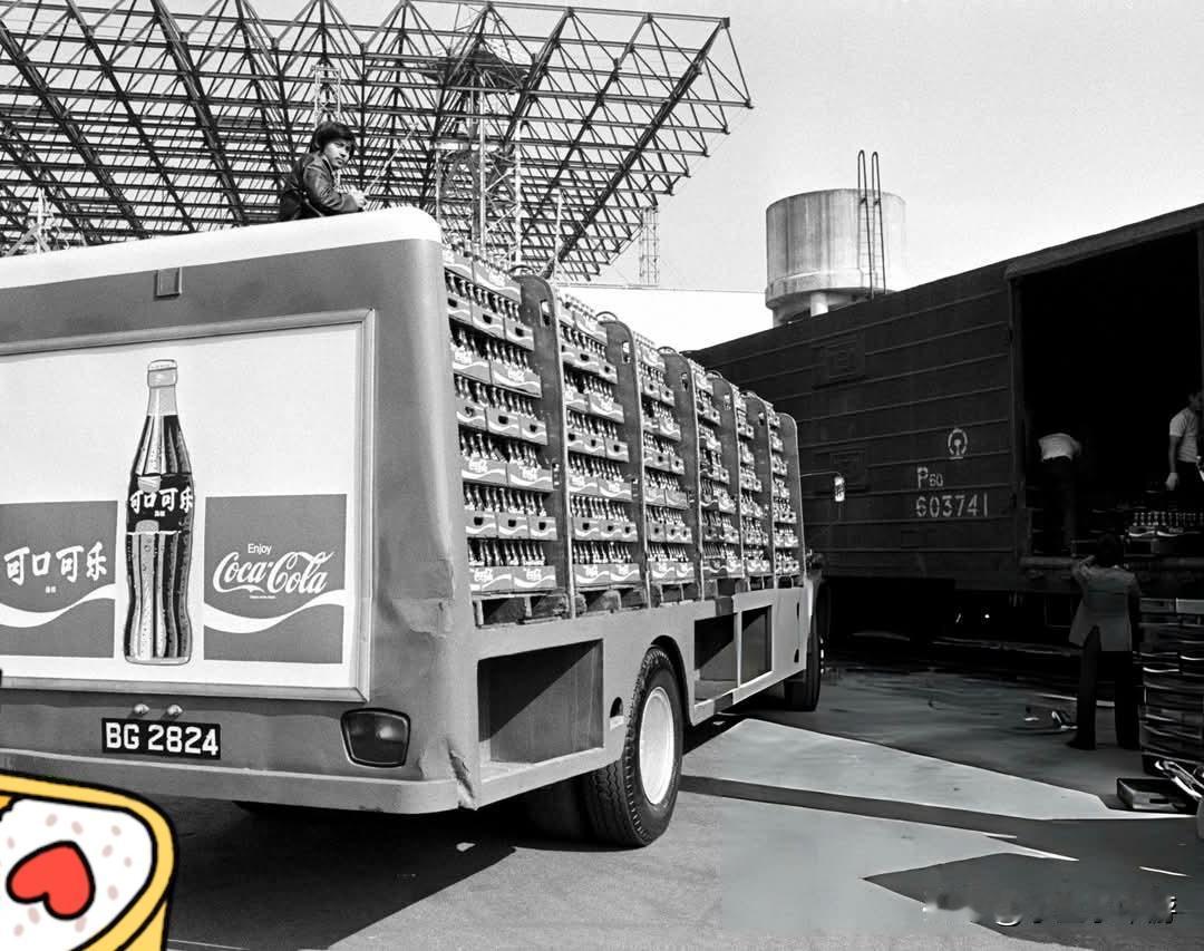 1979年1月, 由香港制造,首批运往中国大陆的可口可乐正在装运, 准备开往广东