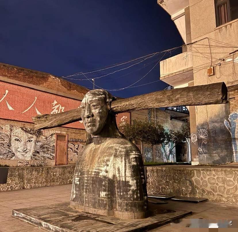 在这地方建个公共厕所，都比放这么一个奇葩的雕塑强多了吧？

西安半坡国际区的这个