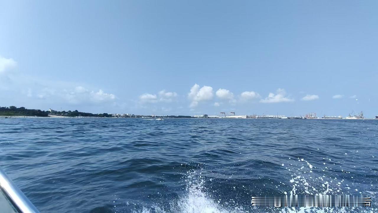 海，是平凡的，是普通的，但海又是那么富有气魄，有着一种神韵而又有着与世无争的感觉