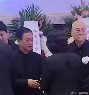 迟重瑞现身陈丽华告别仪式近日，大家的朋友圈被一则消息刷屏了 —— 迟重瑞现身陈丽