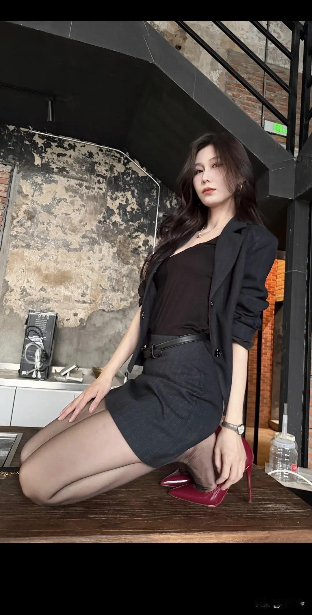 穿红鞋子的女士坐在桌子边。