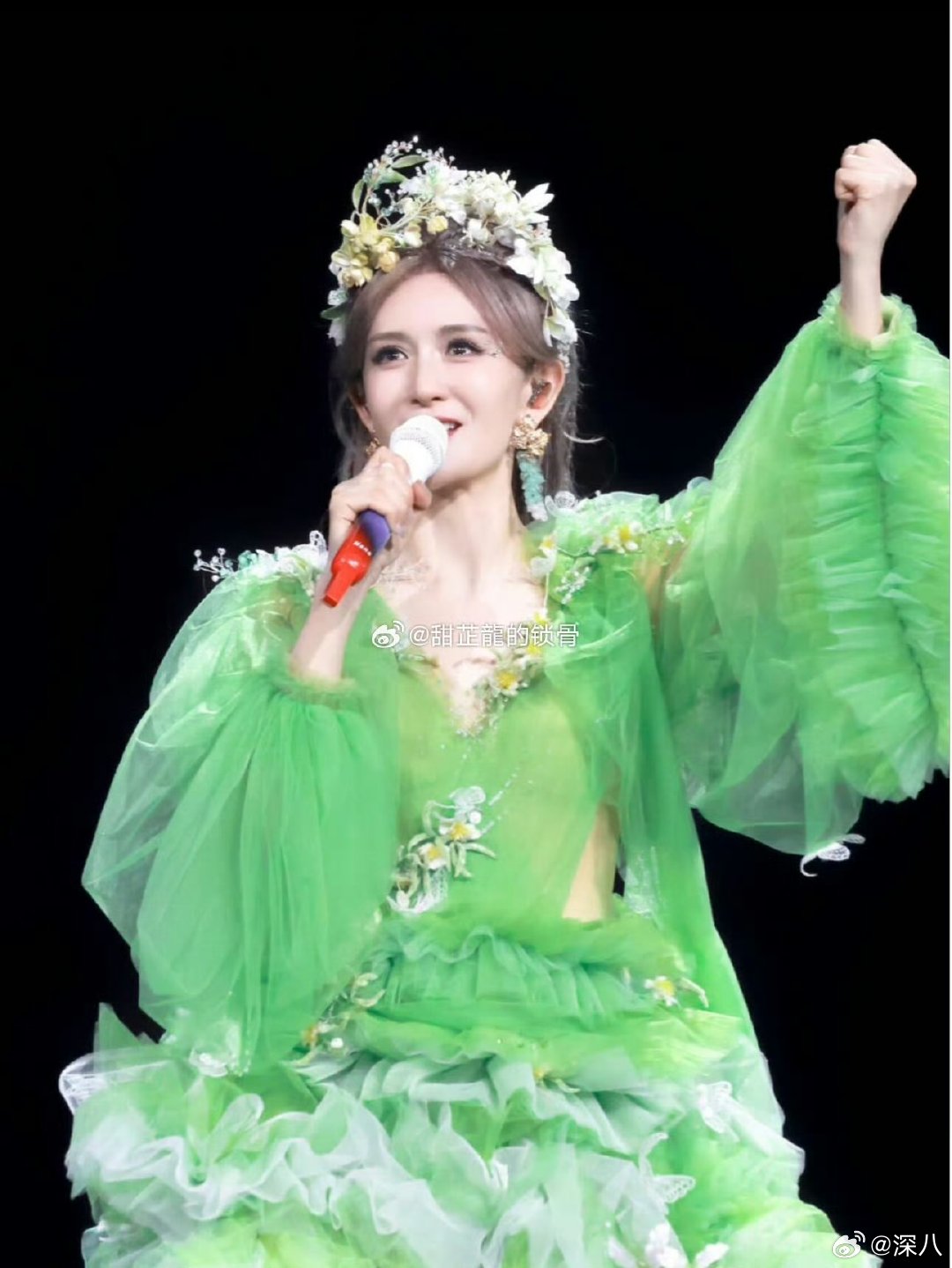 谢娜巡演有两边完全不同的声音谢娜能把演唱会开起来的原因 谢娜能把演唱会开起来的原