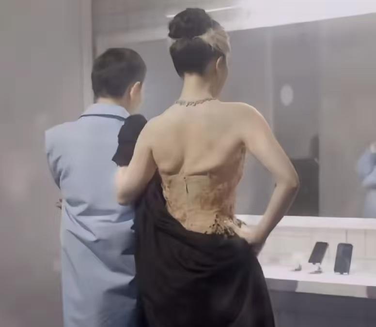 VOGUE后台镜头曝光！
难怪刘亦菲走红毯时一直在倒抽气
这条裙子实在太勒了，后