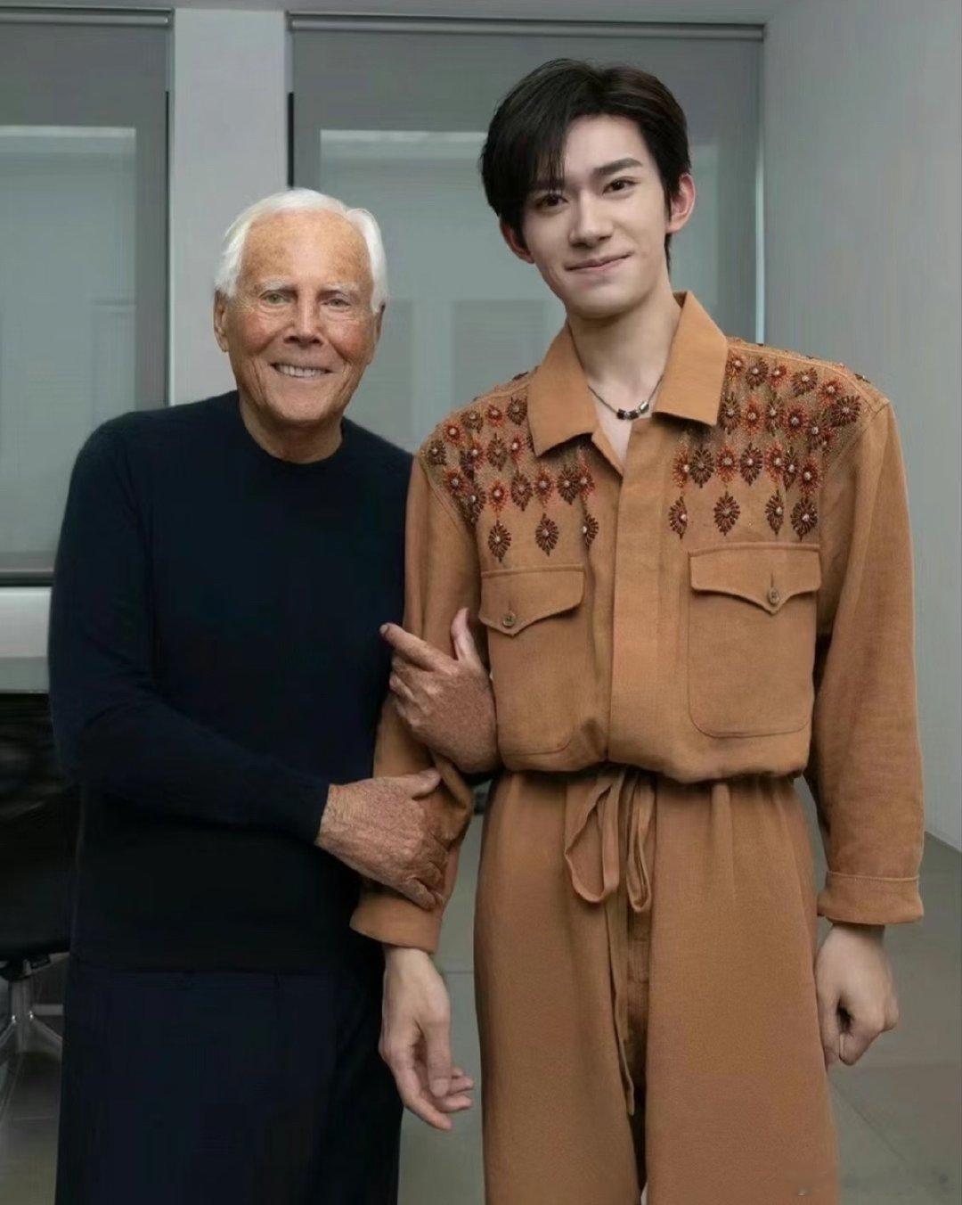 易烊千玺曾与阿玛尼先生合照阿玛尼先生的时尚帝国影响太大了，之前千玺和他的合照，现