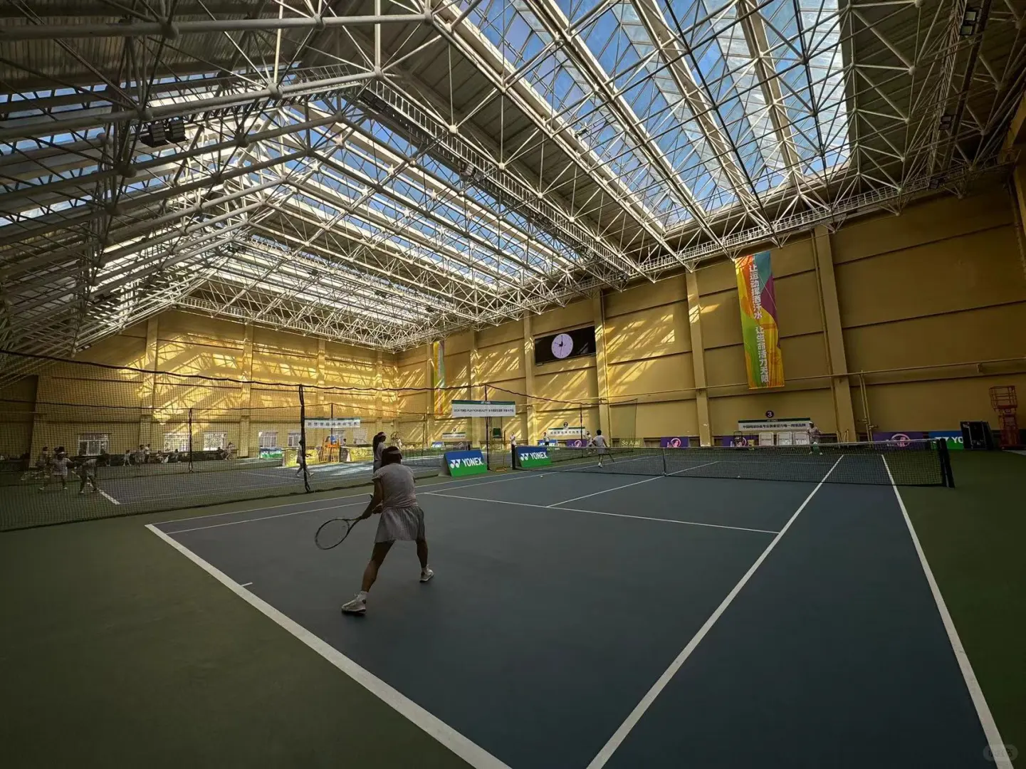 天山下原来这么多网球女孩