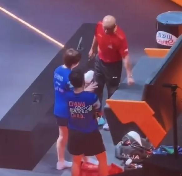 肖战拍着桌子对两个00后世界冠军吼：“领先时你手软什么？
落后时你慌什么？
”