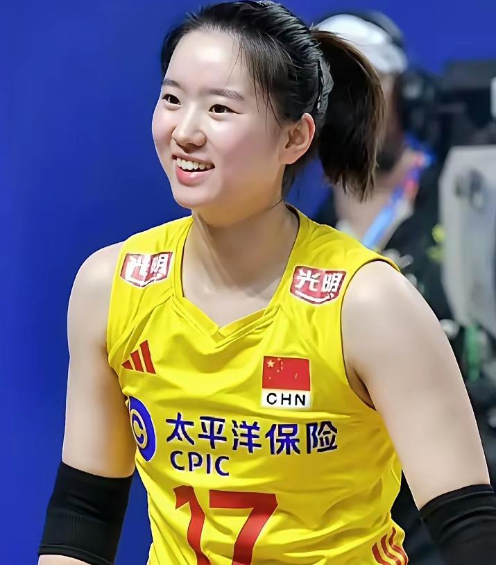 倪非凡获得了今年女排联赛的最佳自由人，王唯漪同样是自由人，却拿到了联赛最有份量的