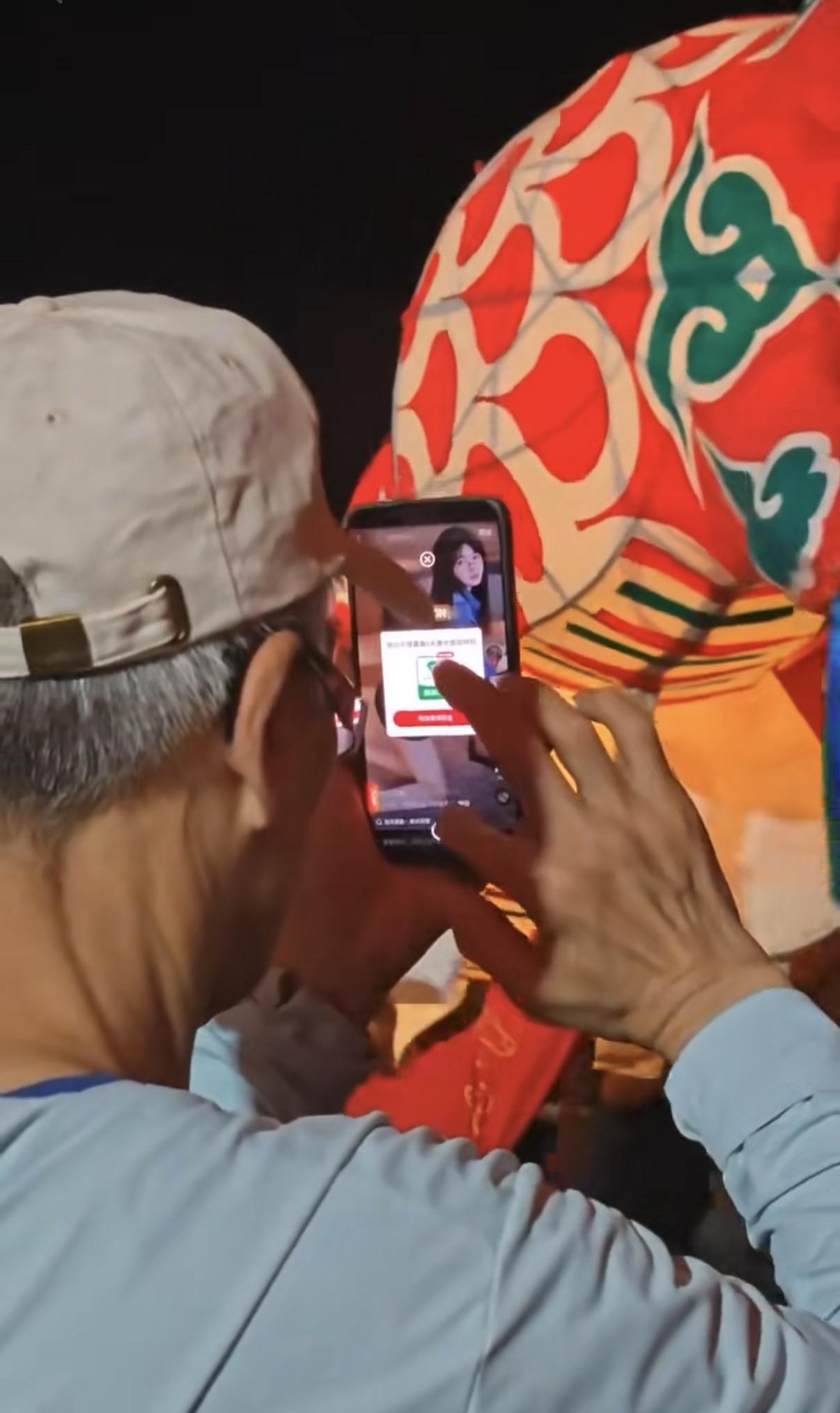  
很显然这位老人还是识字的，中途还往回拉了几个页面，但还是没有躲过各种各样的跳