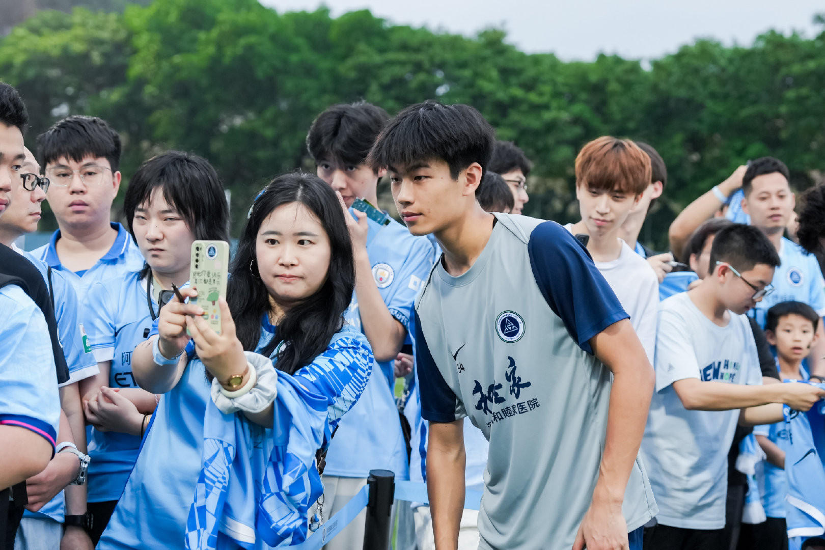 近距离的相遇✍️📸名字落在球衣，也留在记忆里一张合影，一次珍贵定格深圳新鹏城 