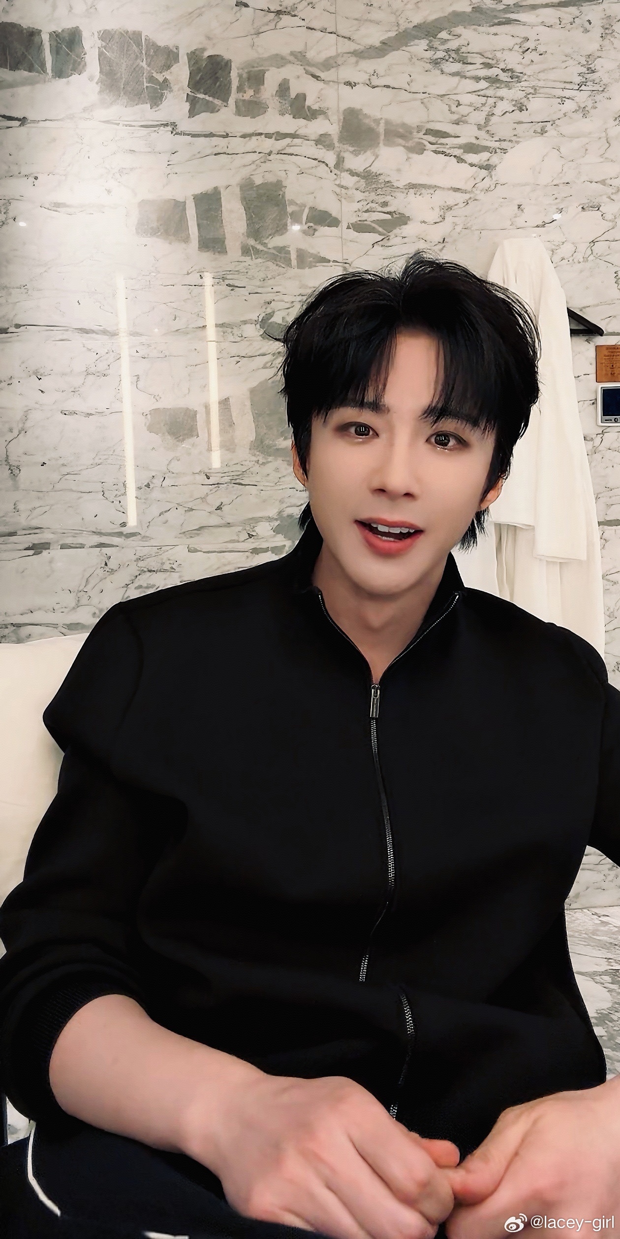 刘宇宁的2025巡演 🐾刘宇宁玫瑰丛生 🐾摩登兄弟 ☔️连续两天的雨，是对棚