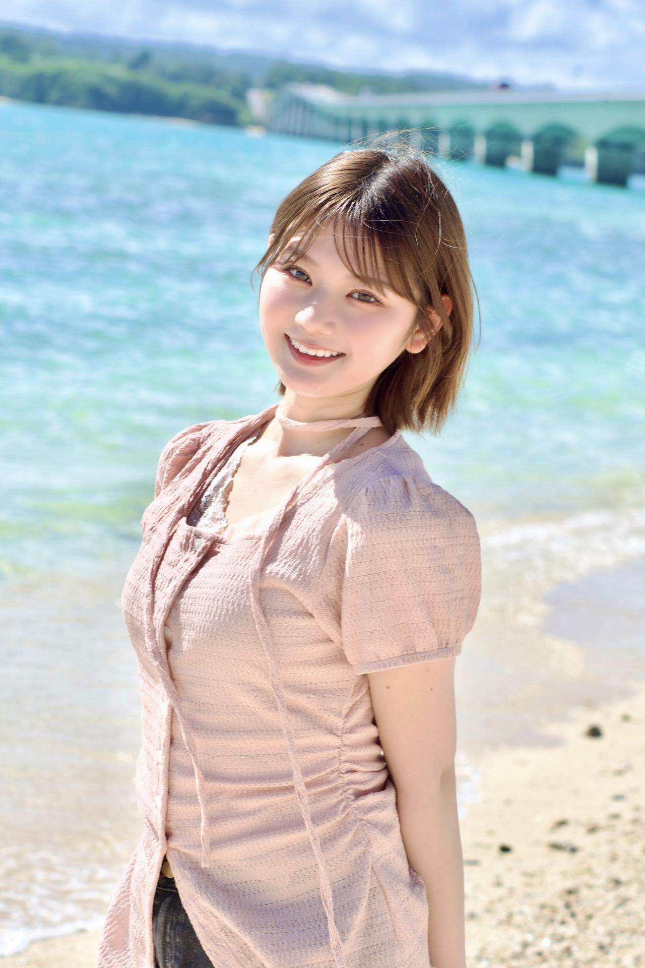 碧海潮生处，笑语逐浪飞