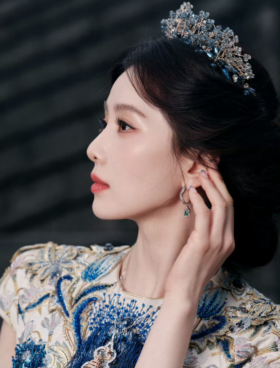 刘诗诗今晚美得连眼睫毛都泛着深蓝色，还有美甲细节也照顾到了🫶 