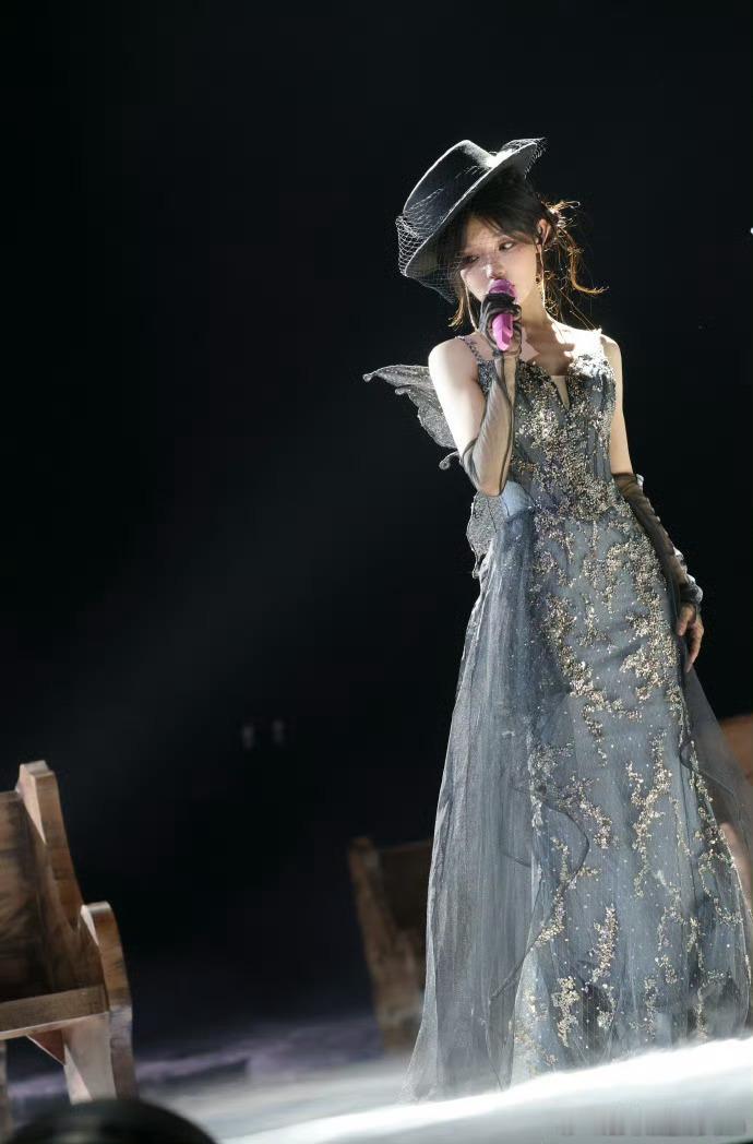 何炅对黄霄雲说你真的够了看到何炅对黄霄雲说你真的够了，我都准备好吃瓜了，结果发现