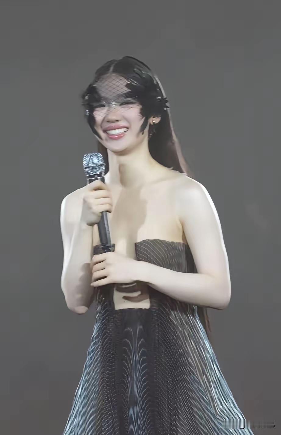 单依纯演唱会在搞什么？
单依纯南京演唱会的露肤造型，直接把“歌手靠什么留观众”的