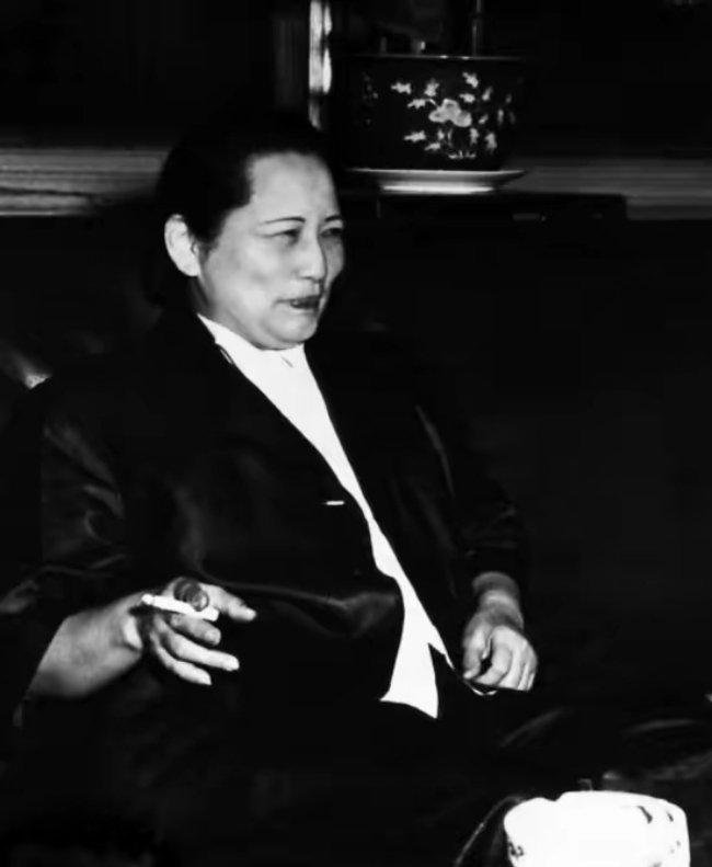这是1959年，宋庆龄会见比利时王太后伊丽莎白时吸烟的场景。她的坤包里常备三样东