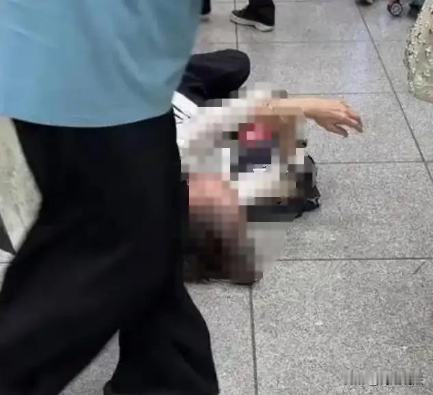 上海，女子带着一家人去吃火锅，之后72岁的妈妈独自去洗手间，很久都没有回来。女子