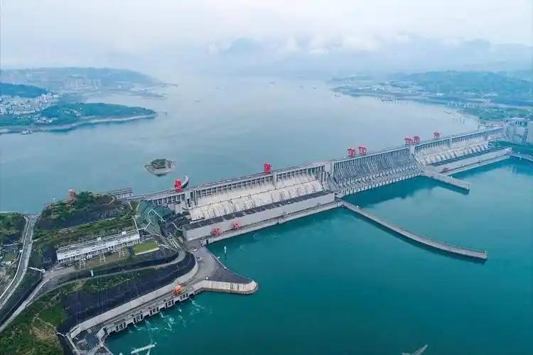 三峡常被人用2500亿这一个数问回本没有，其实先要把投资口径拆开。按1993年价